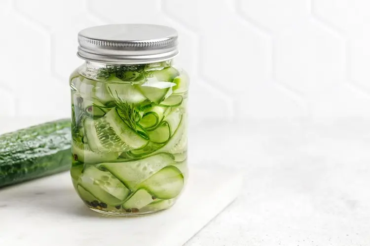 Asiatische Schnellgurken im Glas mit Sesam, Sojasoße und Reisessig