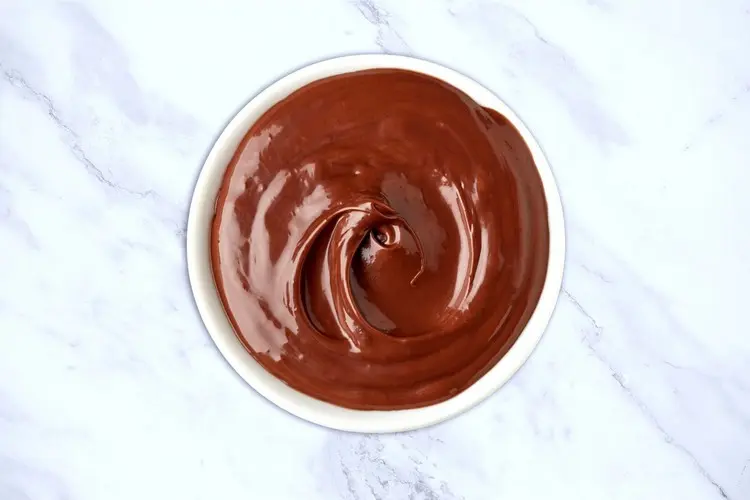 Aus Nougatcreme und Sahne eine Tortencreme zubereiten