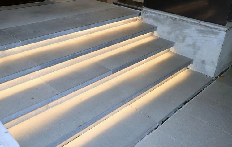 außenbeleuchtung der treppen sorgt für eleganz im garten.