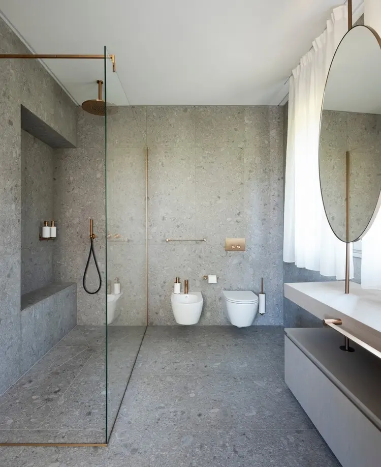 Barrierefrei wohnen mit bodengleichen Duschen, breiten Türen und schwellenlosen Übergängen