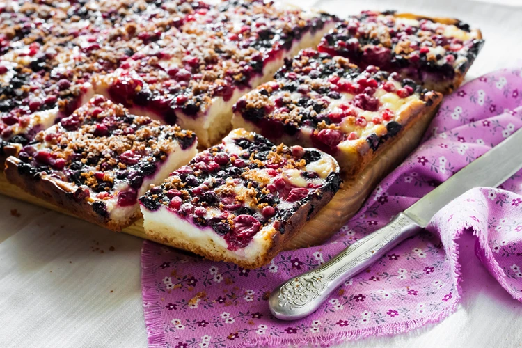 blechkuchen mit beeren und hüttenkäse