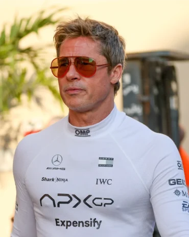 brad pitt mit stylischer sonnenbrille und trendiger frisur im f1 film