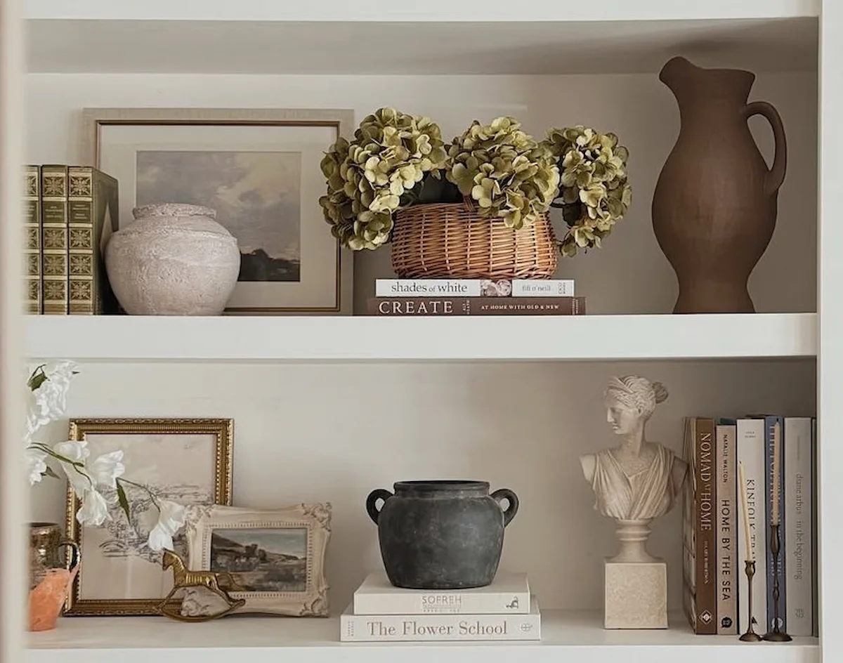 Bücherregal dekorieren die Grundprinzipien im Überblick