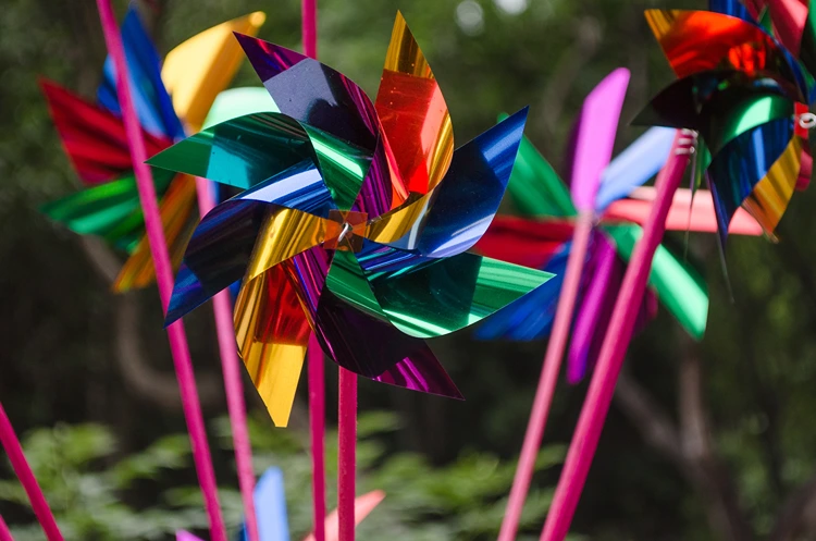 bunte windräder als vogelscheuche