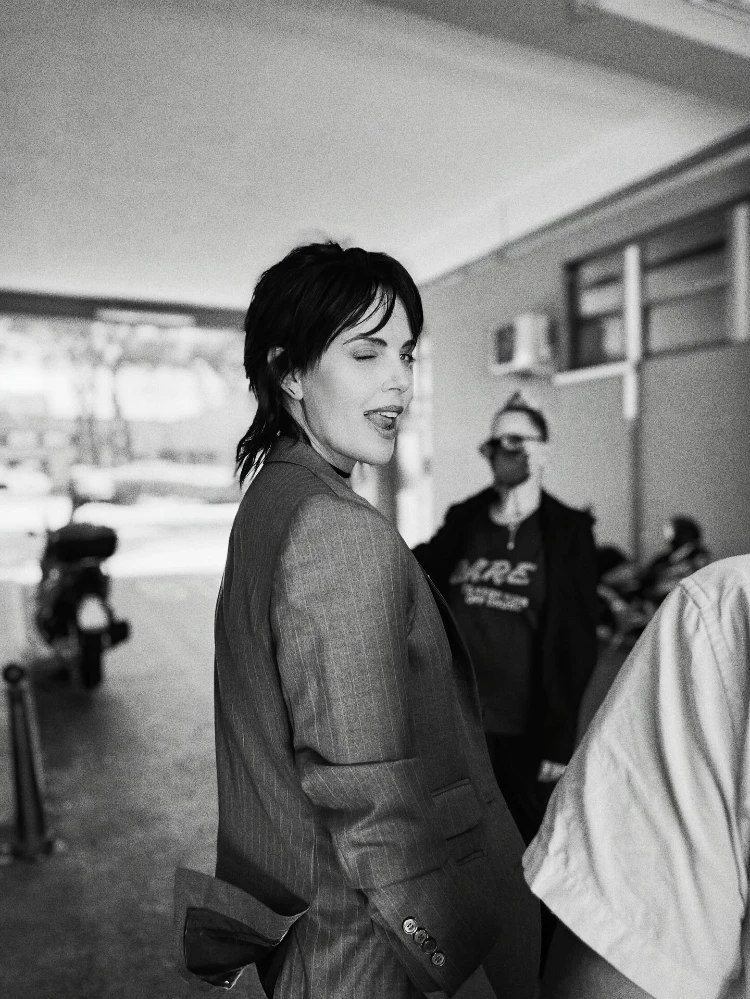 charlize theron mit ihrem neuen vokuhila in schwarz