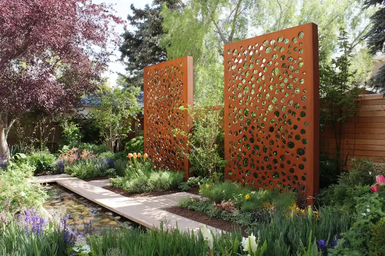 Cortenstahl Paravents als Sichtschutz neben Gartenweg