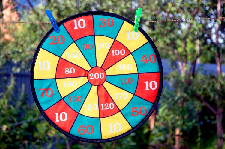 dartscheibe mit klebebällen im garten für einschulungsparty