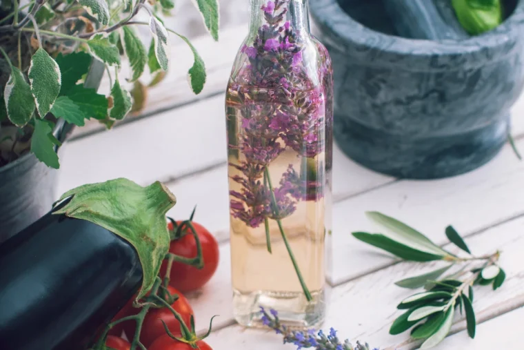 der duftende alleskönner aus dem garten lavendelessig und die wichtigsten verwendungsmöglichkeiten