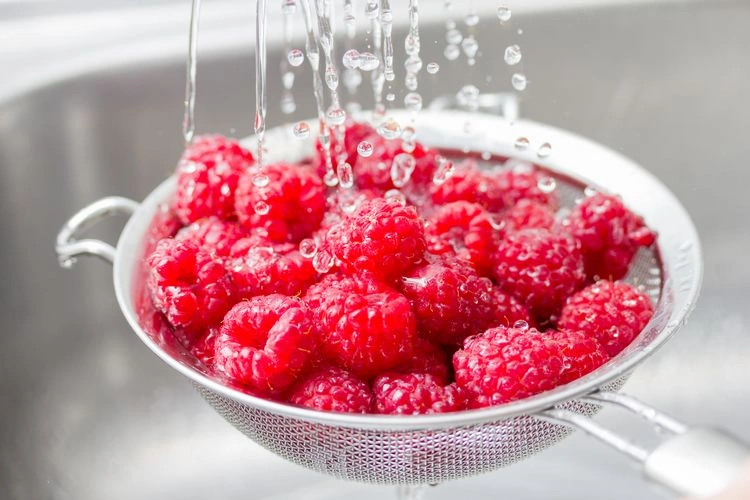 der geheimtipp mit wasser essig bad halten sie die beeren frisch