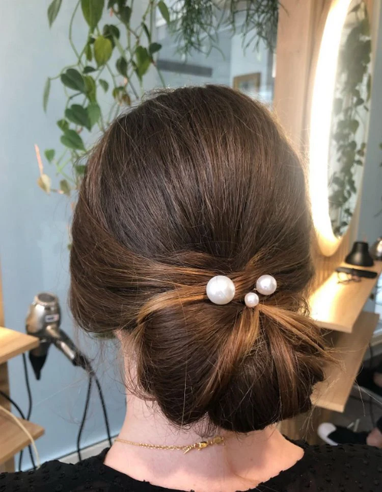 der klassiker tiefer dutt mit haaraccessoires