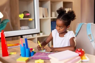 Der perfekte Schreibtisch für Kinder ist höhenverstellbar