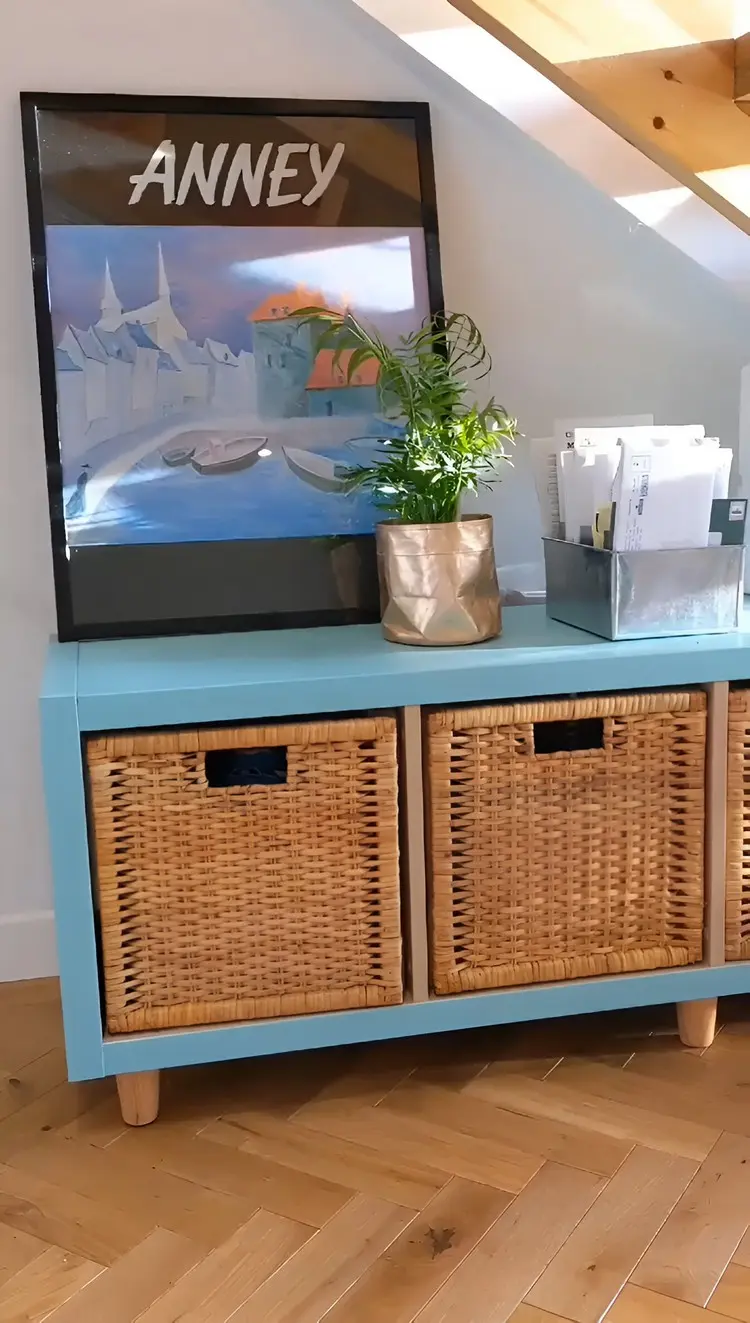 Ein türkises Ikea-Regal liegend als Konsole unter einer Treppe aufstellen