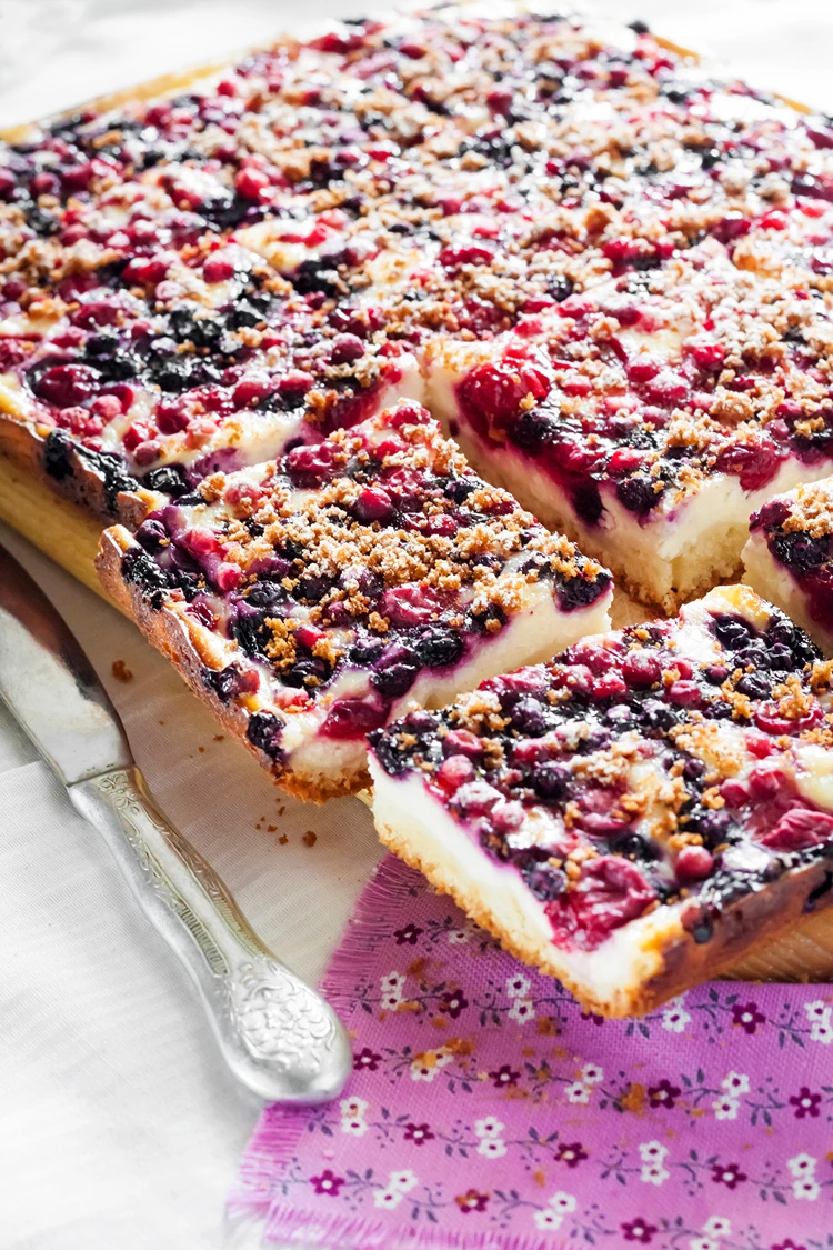 einfacher blechkuchen mit hüttenkäse und gemischten beeren