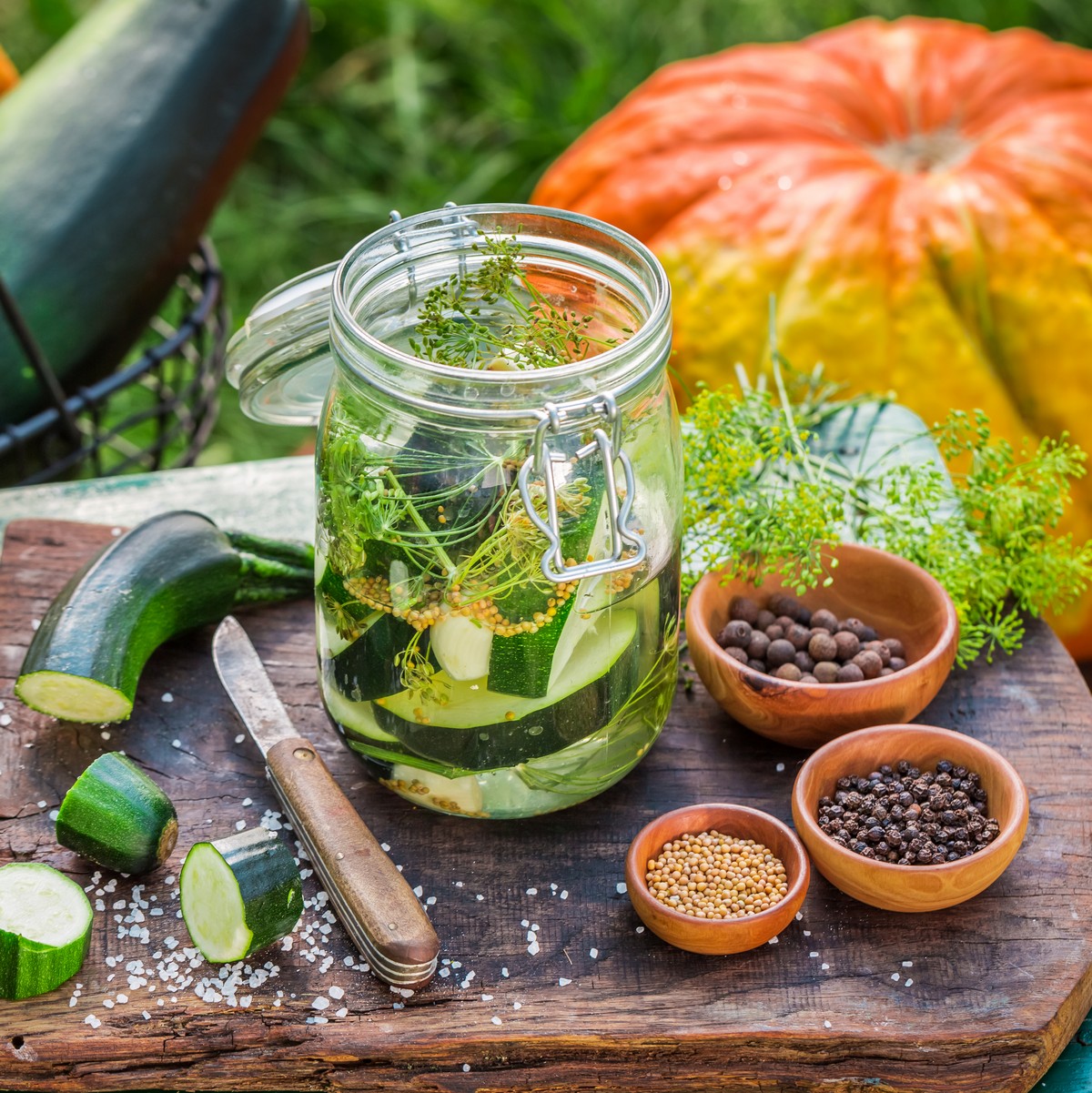 Einfaches Rezept für Schüttelgurken aus Zucchini