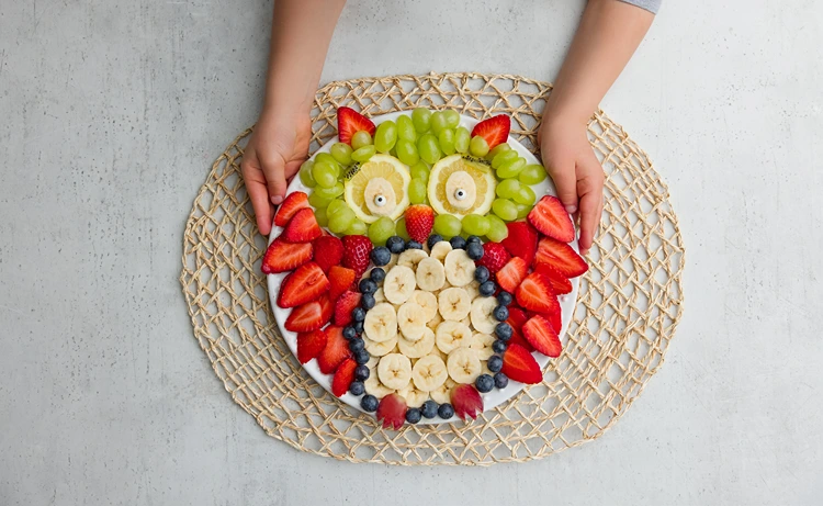 einschulung buffet ideen eule aus früchten