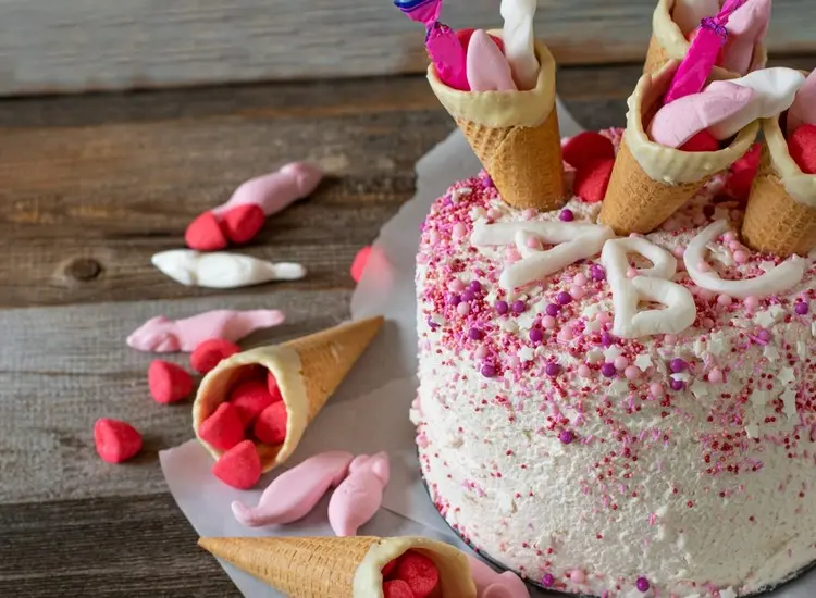 Einschulungstorte in Rosa mit Sahne und Streuseln