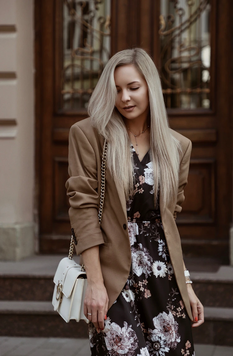 eleganter mama look – blazer in beige kombiniert mit blumenkleid