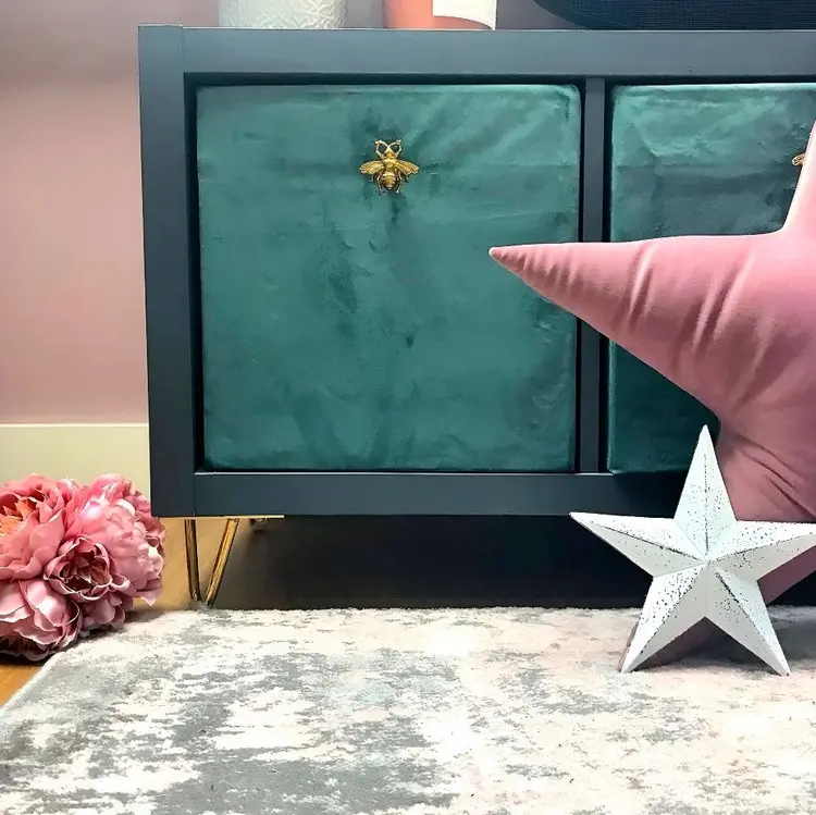 Elegantes Regaldesign mit Boxen aus grünem Samt