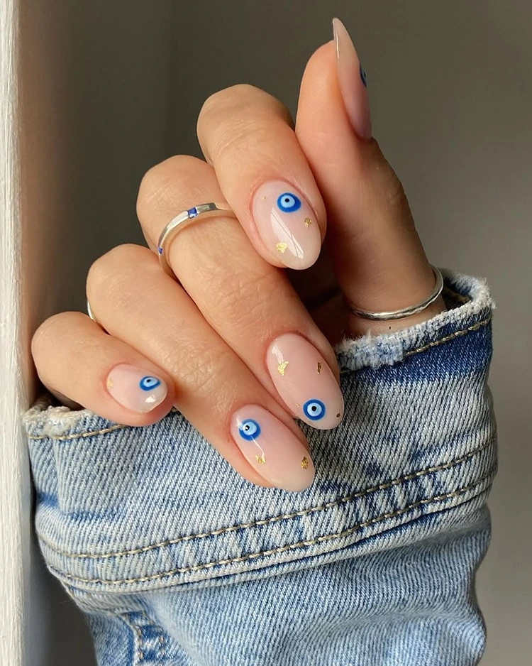 evil eye nails design auf nude basis