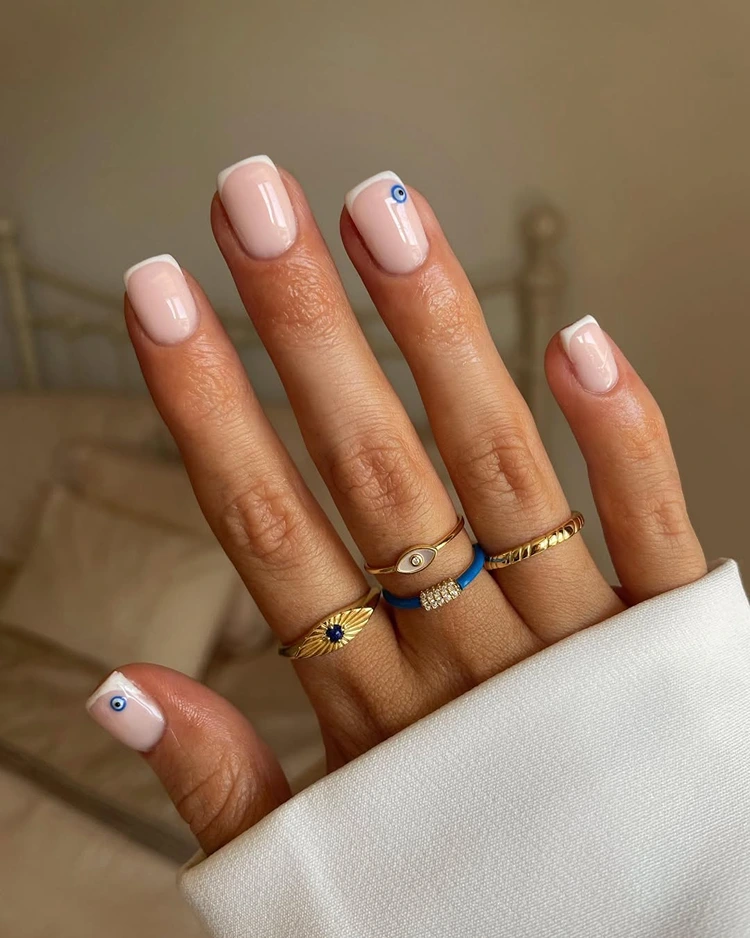 evil eye nails minimalistisches design french nails