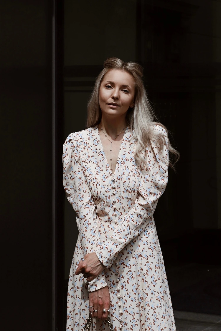 feminines einschulungs outfit – midikleid mit zartem blütenprint