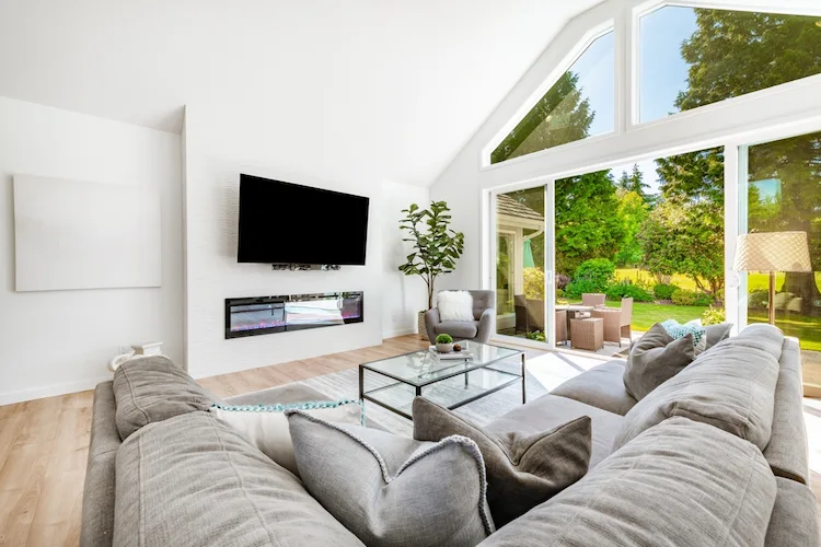 Fenster im Wohnzimmer und Glasschiebetüren für helle Räume 