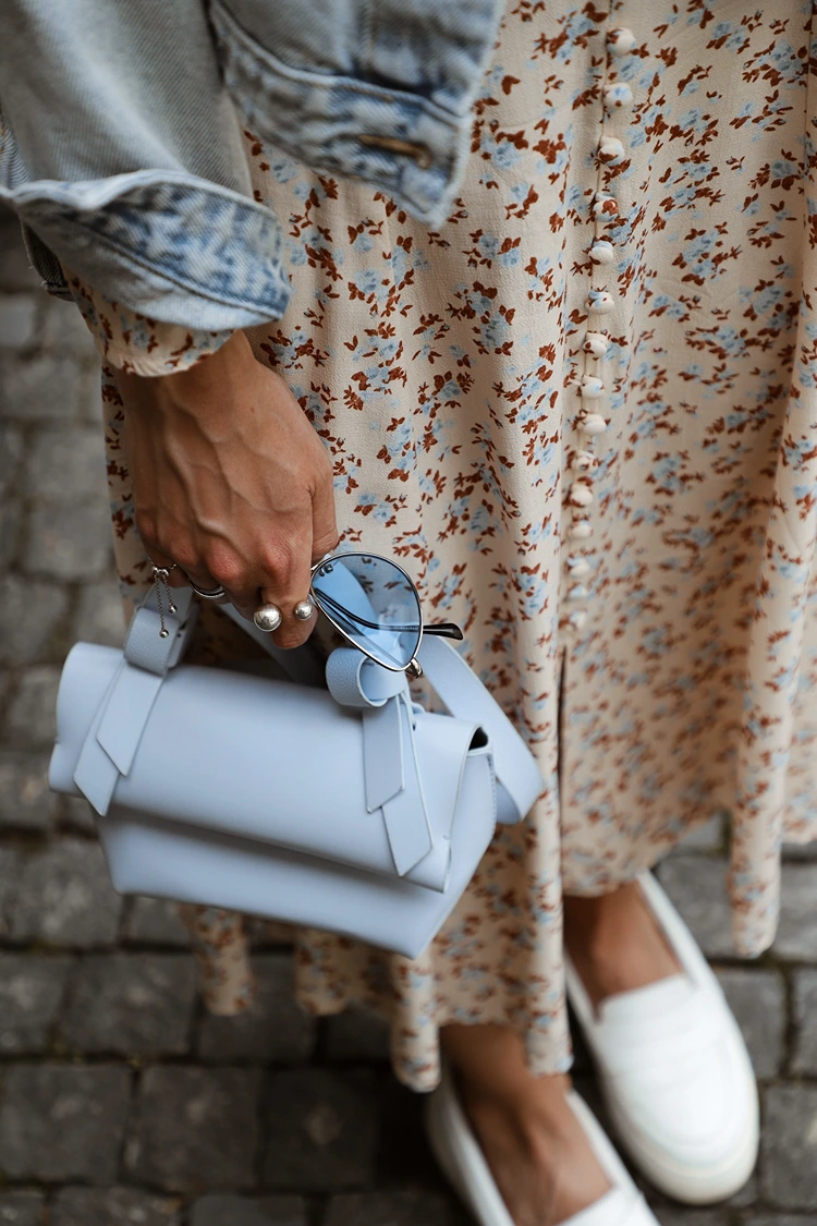 florales kleid mit mini bag und weißen loafers