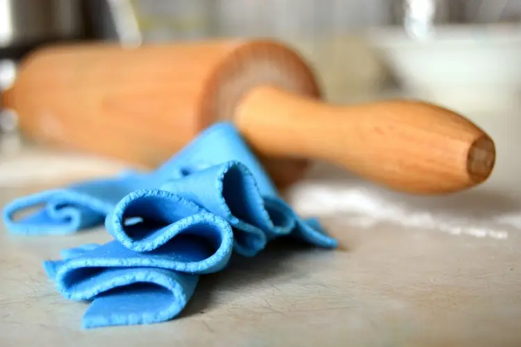 Fondant ausrollen und ausstechen für die Eule als Tortendeko