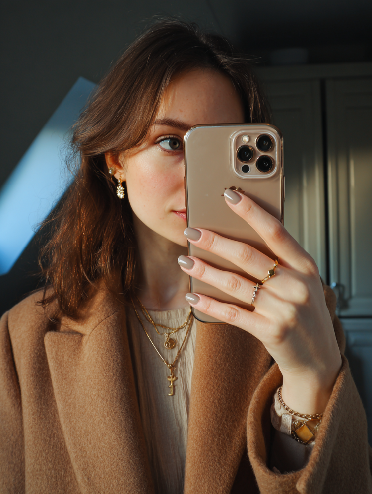 frau mit greige nägeln, die ein selfie macht