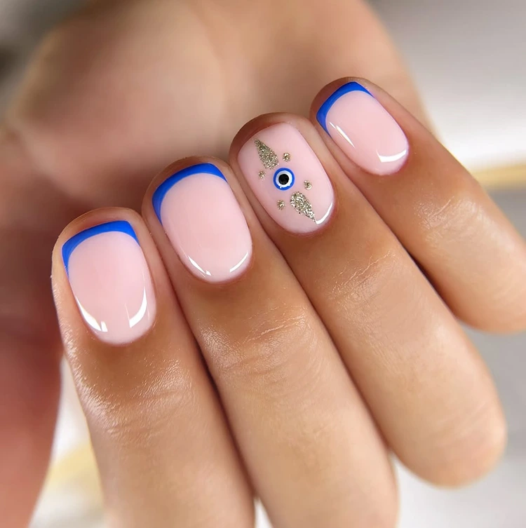 french nails design dunkelblaue tips mit bösem auge