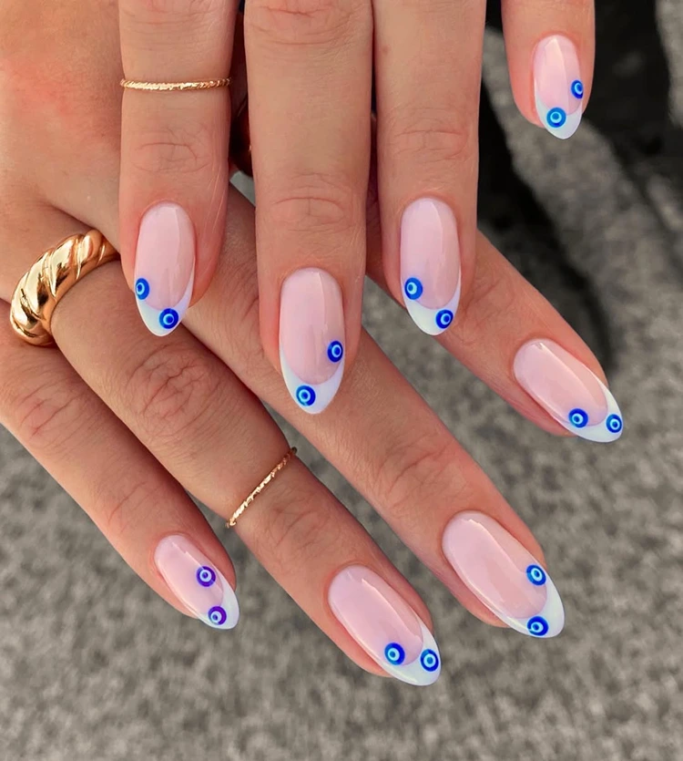 french nails mit bösem auge design