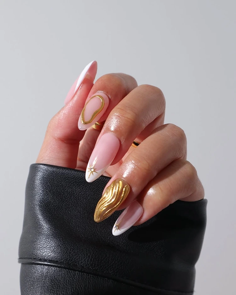 french nails mit goldenen akzentnägeln