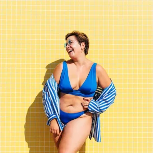 fröhlicher curvy sommerlook gestreiftes hemd über blauem bikini