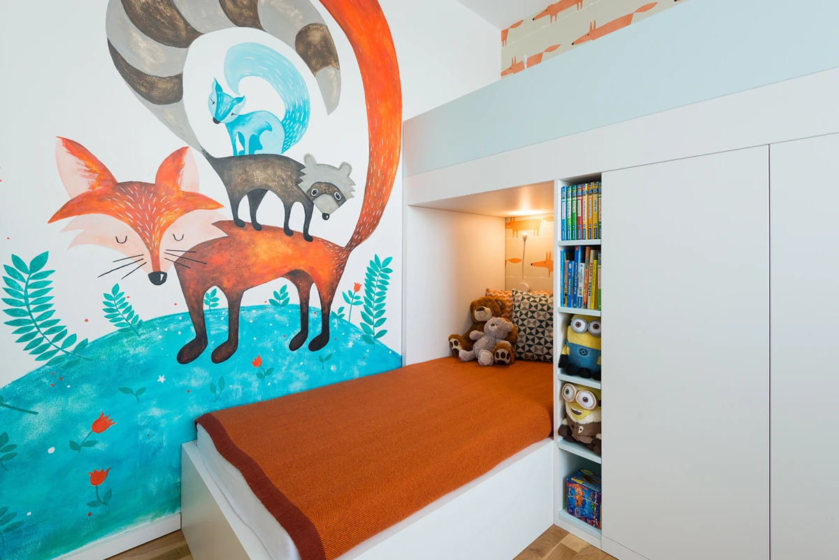 fuchs motivwand kombiniert mit cleveren stauraumlösungen