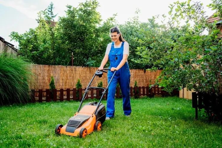 Gartenkleidung muss aus robusten Stoffen und Verschlüssen bestehen