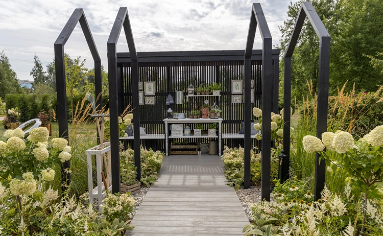 gartenpavillon mit üppiger bepflanzung und liebevollen details