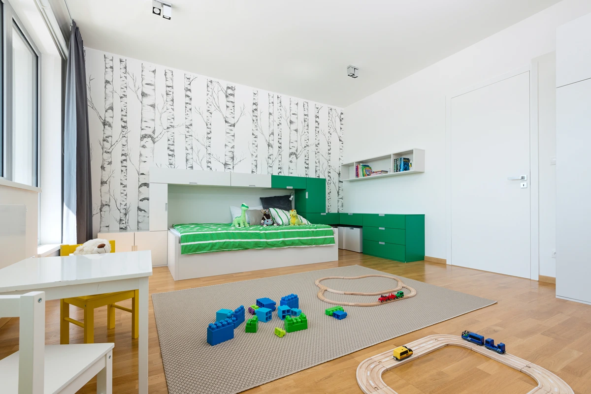 gemütliche kombination aus bett und stauraum im hellgrünen kinderzimmer