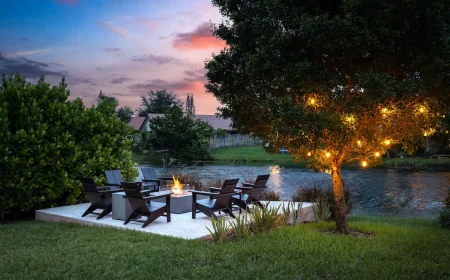 gemütliche sitzecke mit feuerstelle und lichterkette an einem baum