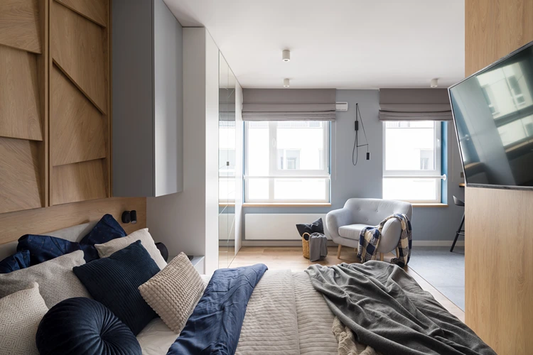 gemütlicher schlafbereich mit ausblick auf den wohn und sitzbereich