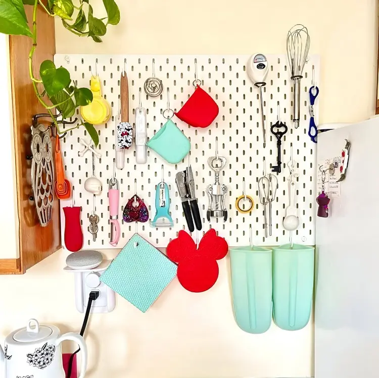 Gewöhnliche und Ringhaken zum Anhängen von Quirl, Scheren, Backutensilien und mehr