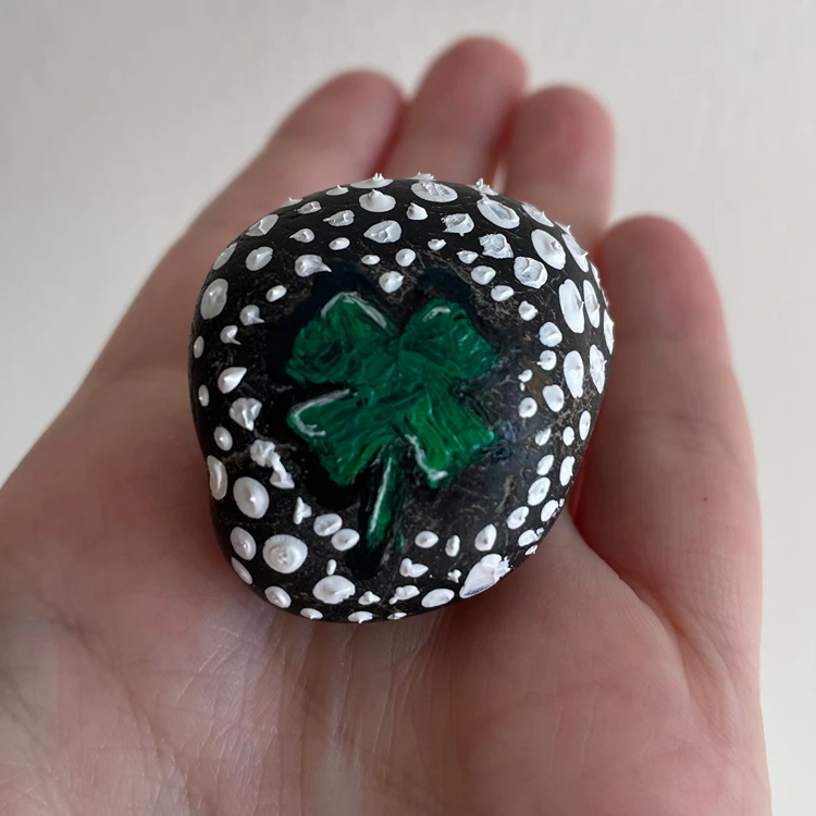 glücksbringer stein mit kleeblatt