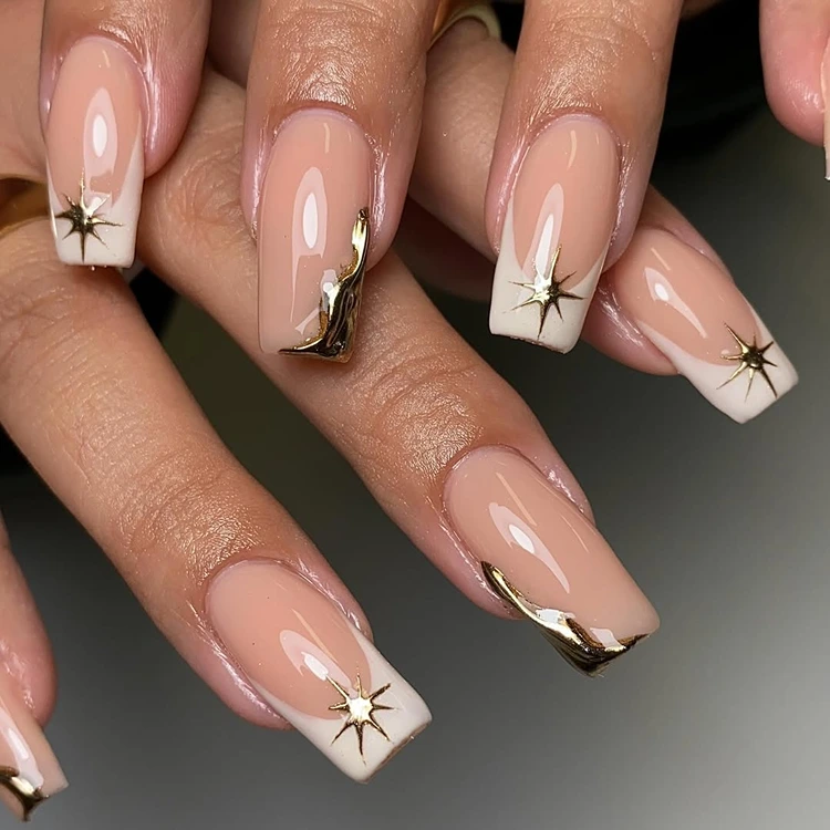 gold chrome nageldeisgn mit kleinen sternen french