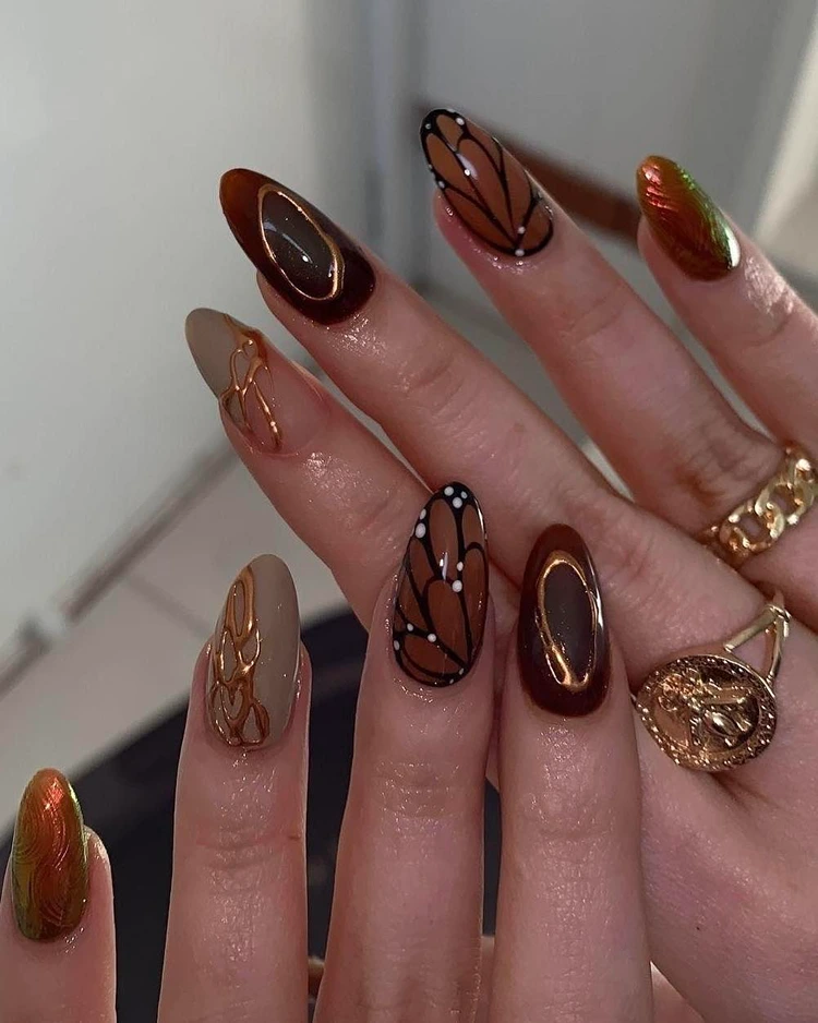 gold chrome nageldesign herbst 2025 schmetterling