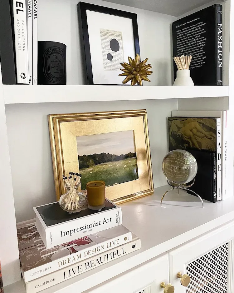 Goldene Bilderrahmen als Akzent auf dem Bücherregal