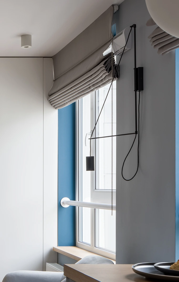 graues raffrollo als stilvoller sonnenschutz an der fensterfront