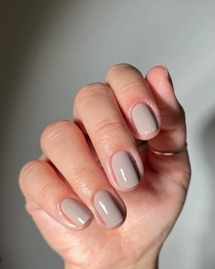 greige nägel nagelfarbe trend herbst 205