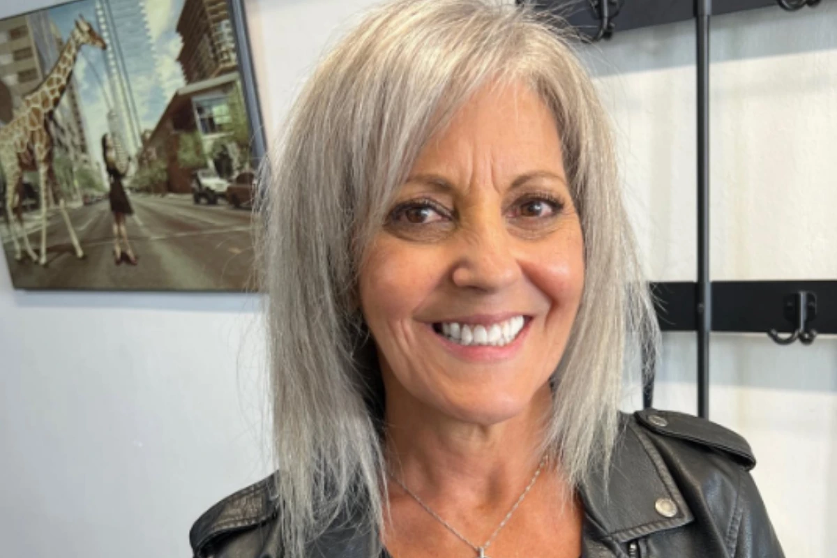 grey blending frisuren flotte frisuren 2025, um den grauen haaransatz modern zu kaschieren!