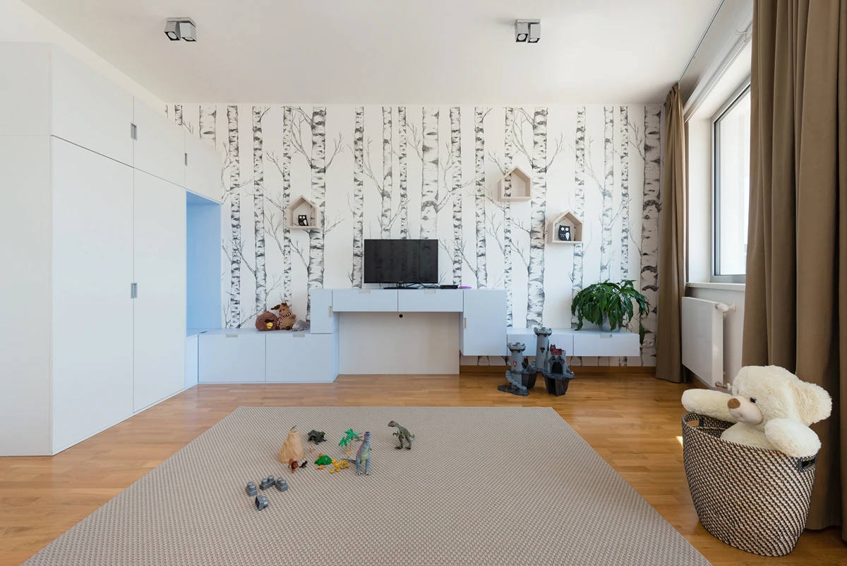 großer kleiderschrank mit nische und tv auf kommode im kinderzimmer