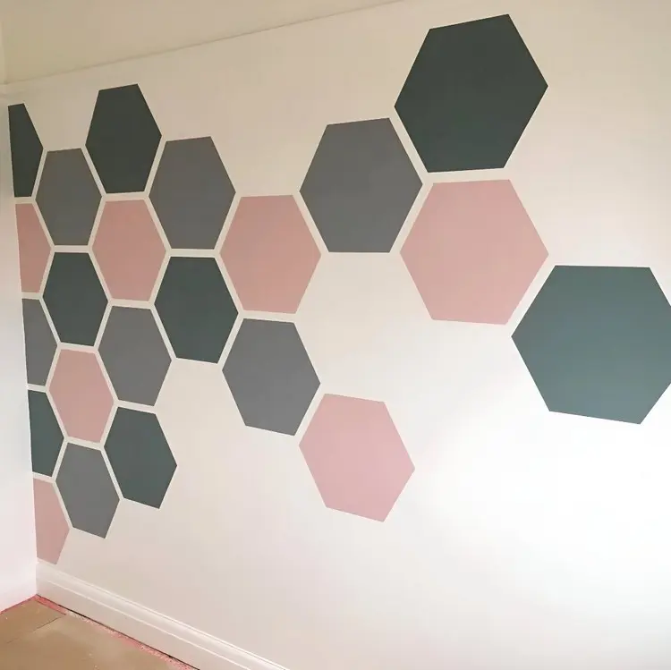 Großes Wabenmuster an die Wand streichen mit unterschiedlichen Farben