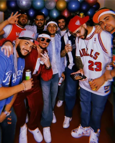 gruppe von männern in 2000er party outfits